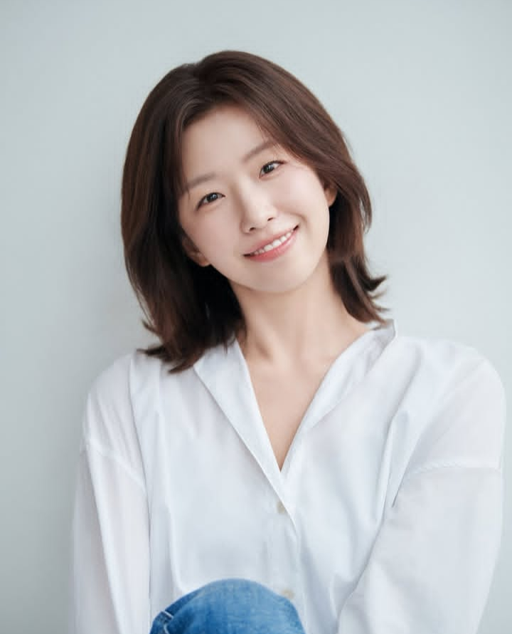 Yoon Ga I Biography